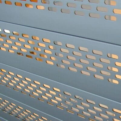 Aluminiumjalusi med små perforerade öppningar som ger genomsikt och ljusinsläpp.